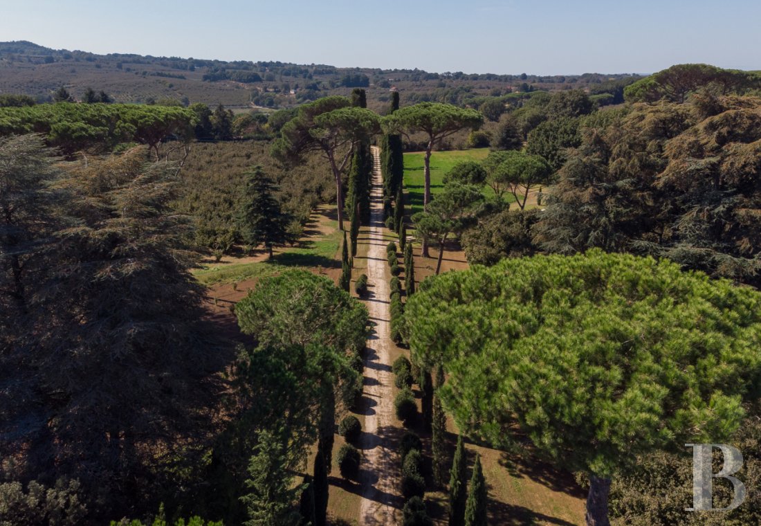 En Italie, entre Rome et Florence, une villa de la fin du 19e siècle implantée dans un vaste parc arboré - photo  n°26